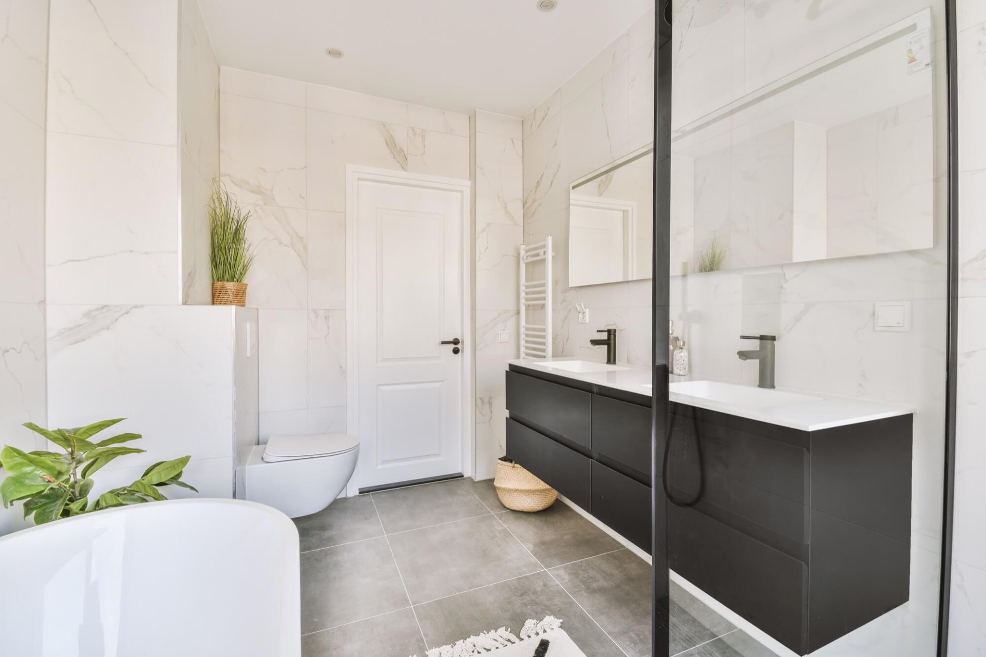 Lyxigt och modernt badrum med panoramautsikt och exklusiv design.